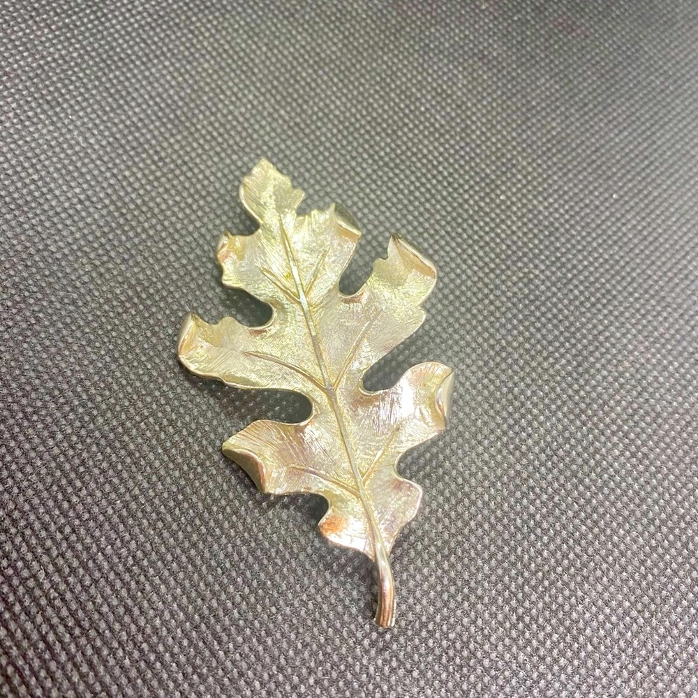 🔴 $5 or 3 for $12 Silver Tone Leaf Brooch